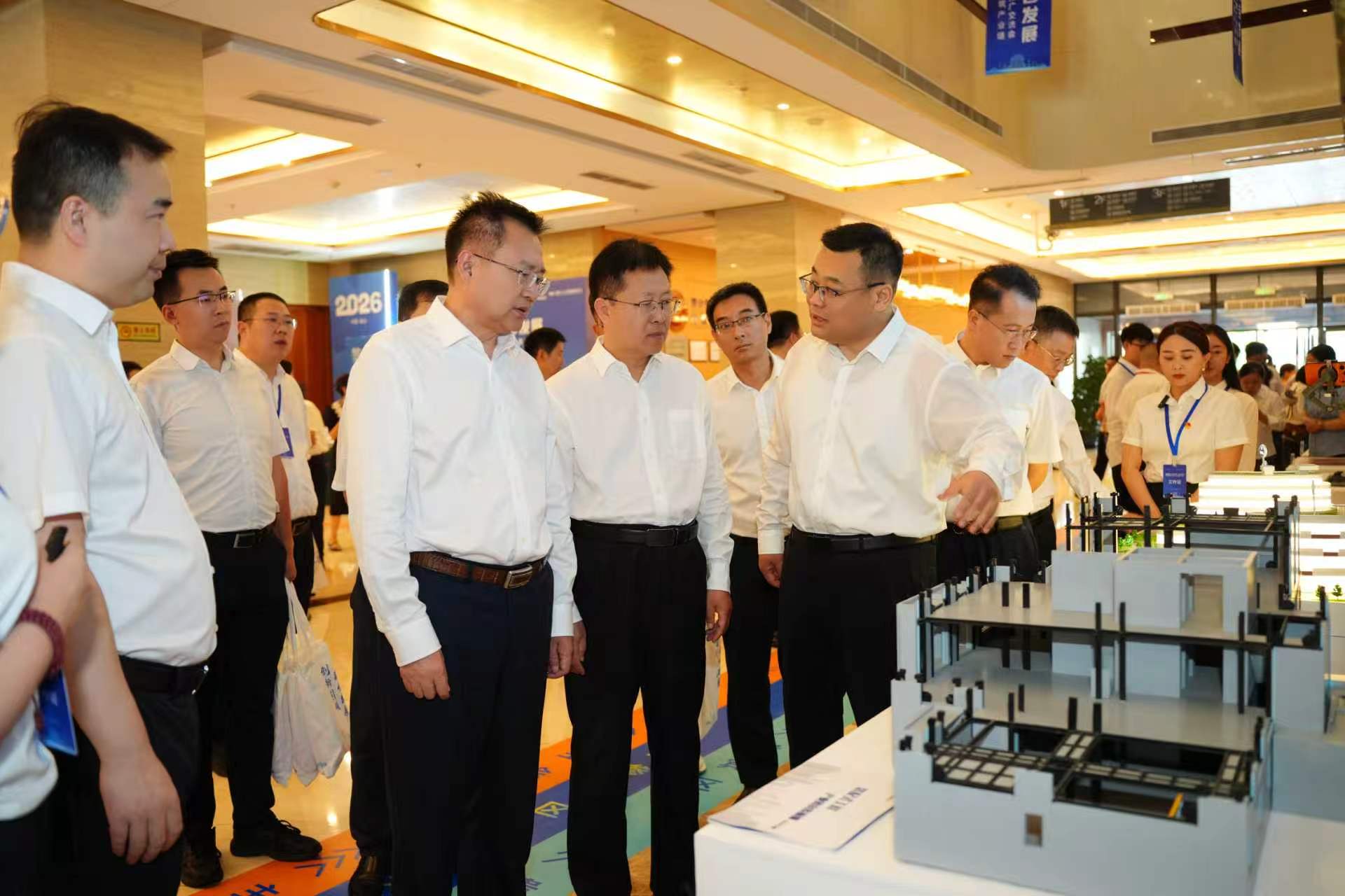 陈阳参观钢结构建筑产业链产品展览